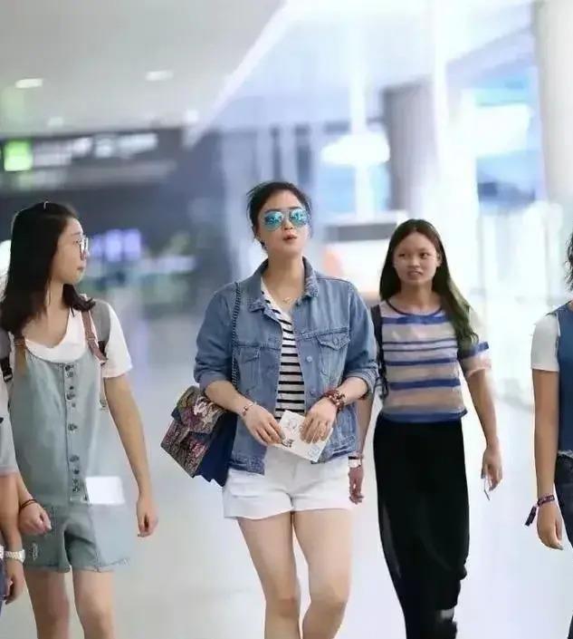 肉感女神蔣欣太豐滿了！大胸肥臀，勻稱、前凸后翹身材太迷人 -