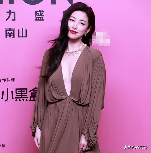 深圳這一夜，趙露思、林允的胸，露背的娜扎，都敗給了朱珠的深V