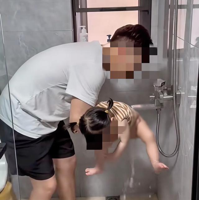 “爸爸給女嬰洗屁屁”被指責(zé)，網(wǎng)友：這種事情很過(guò)分我家絕不允許