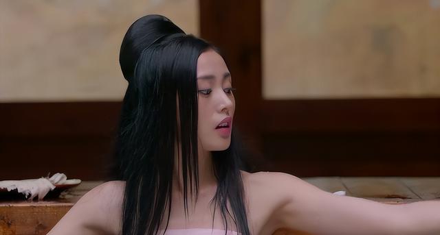 同樣是“美人出浴”，有的清純嫵媚惹人憐，剩下的只想摁水里