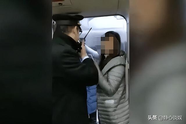 湖北年輕女子“一絲不掛”大鬧高鐵，當眾表演全裸劈叉，驚呆乘客