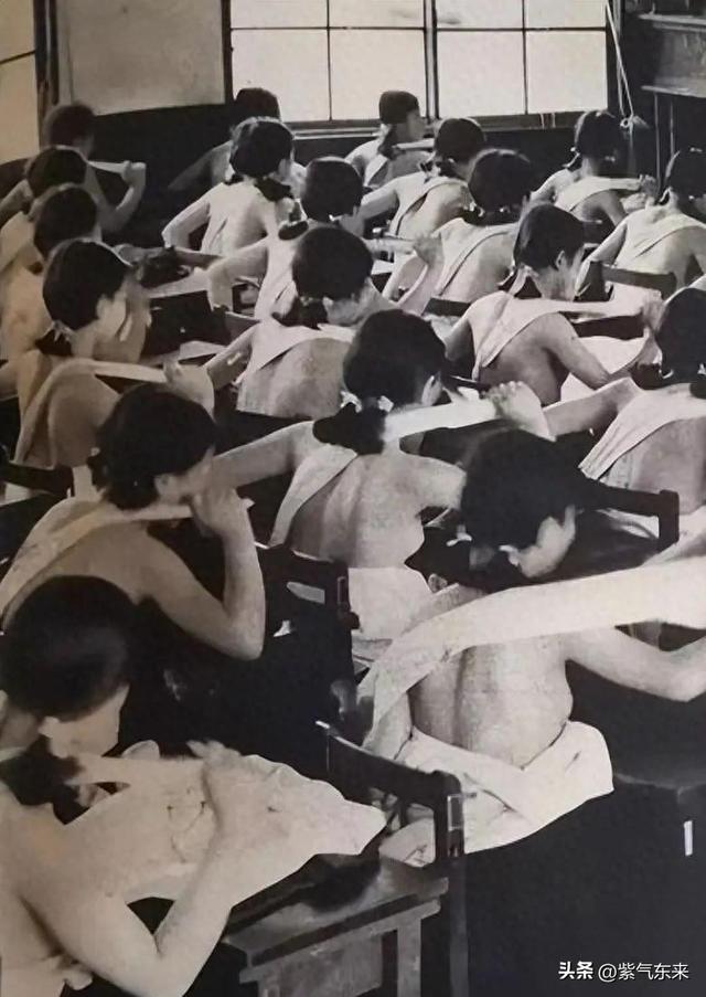 罕見(jiàn)照片：日本女人竟如此開(kāi)放大膽，女學(xué)生脫光衣服全身赤裸上課