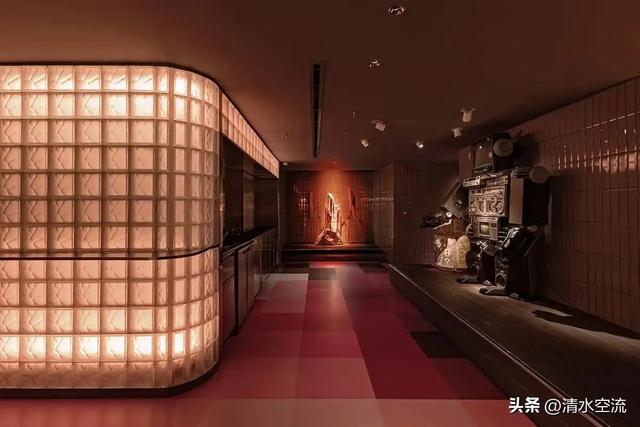 一個日本人愛上一個中國的酒吧女郎，不想最后居然是身首異處