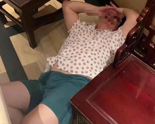太炸裂了！男子留學(xué)美國(guó)供養(yǎng)女友，女友出軌夜店露奶給三個(gè)黑哥看