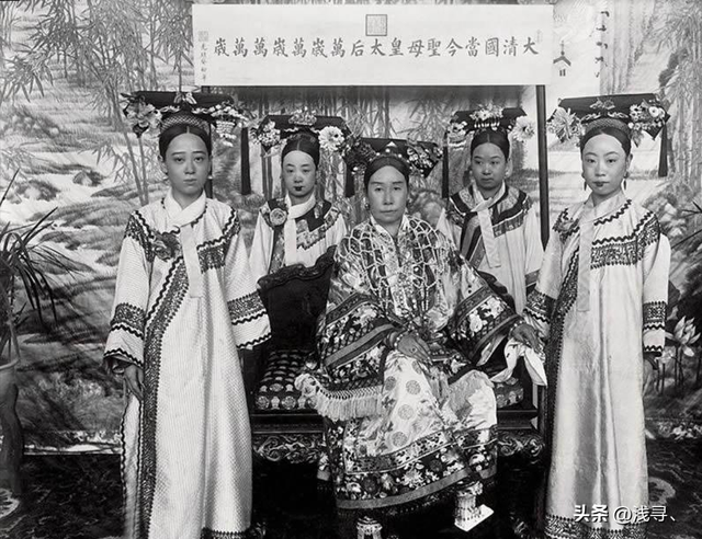 罕見照片：日本女人竟如此開放大膽，女學生脫光衣服全身赤裸上課