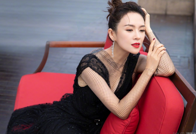 章子怡穿上紅色深V抹胸爆乳裙，驚艷國(guó)際，散發(fā)大方魅力！