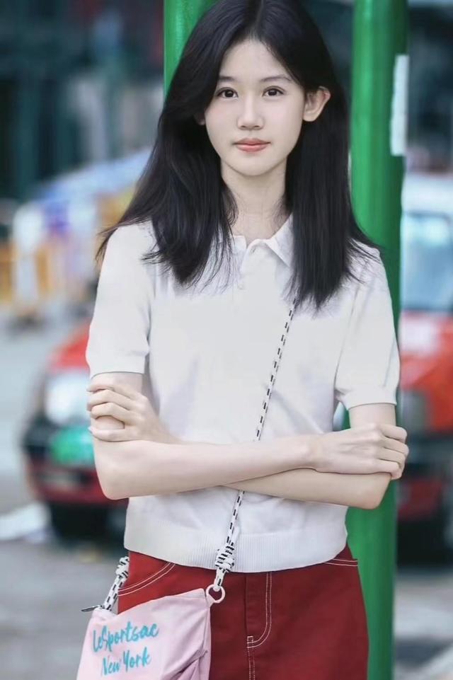 陸毅女兒貝爾近照驚艷，腿又長又細(xì)，身高直逼180cm