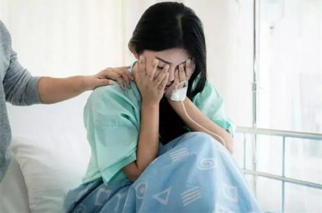 女子胸部被60歲男醫(yī)生吸吮后續(xù)：行政拘留，吊銷執(zhí)照、停發(fā)養(yǎng)老金