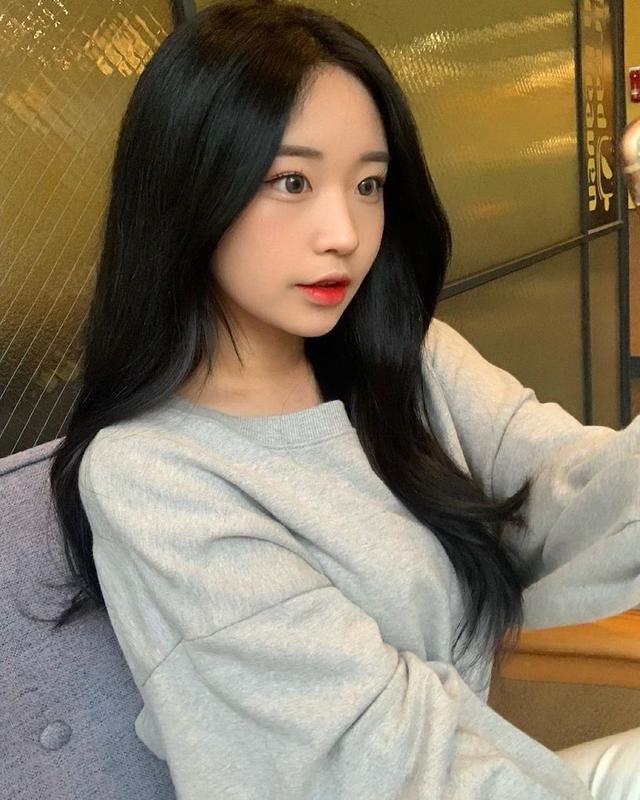 高校制服正妹年紀(jì)輕輕發(fā)育好好，自拍時的曲線太撩人