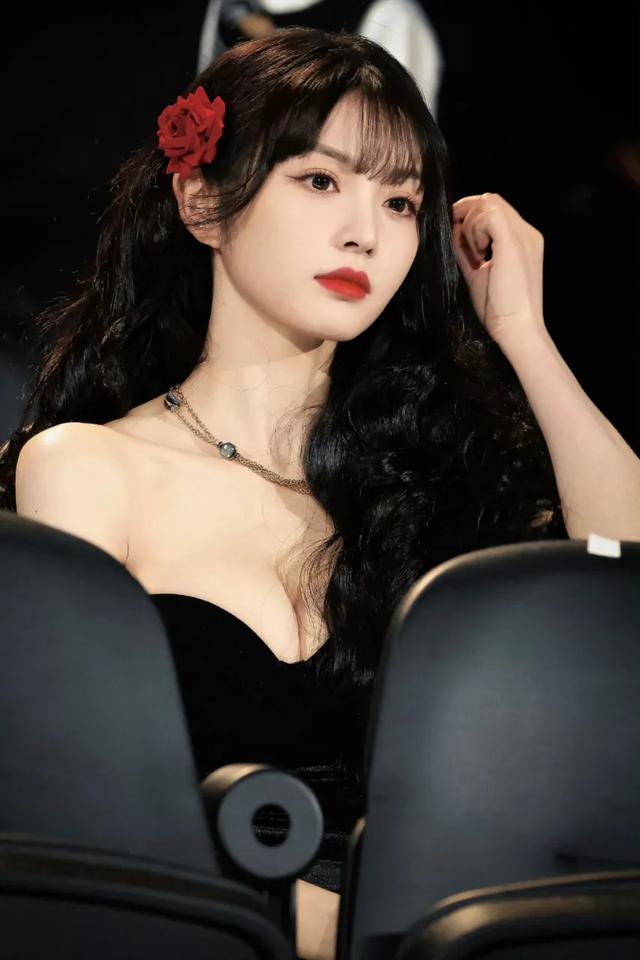 田曦薇 “童顏巨乳”，高中時期的照片曝光！