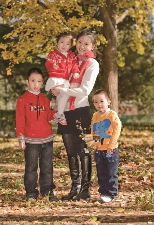 “土妹”陳婷：18歲跟了張藝謀，無(wú)名無(wú)分伺候11年，現(xiàn)終于成贏家