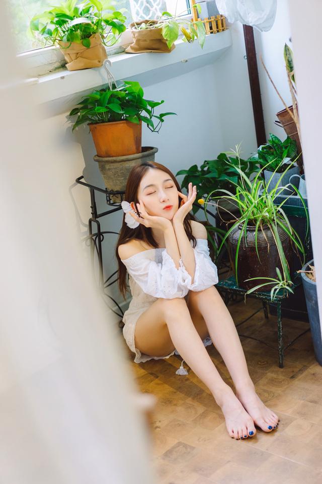 女神妹妹光著腳丫拍寫真，網(wǎng)友：我戀愛了