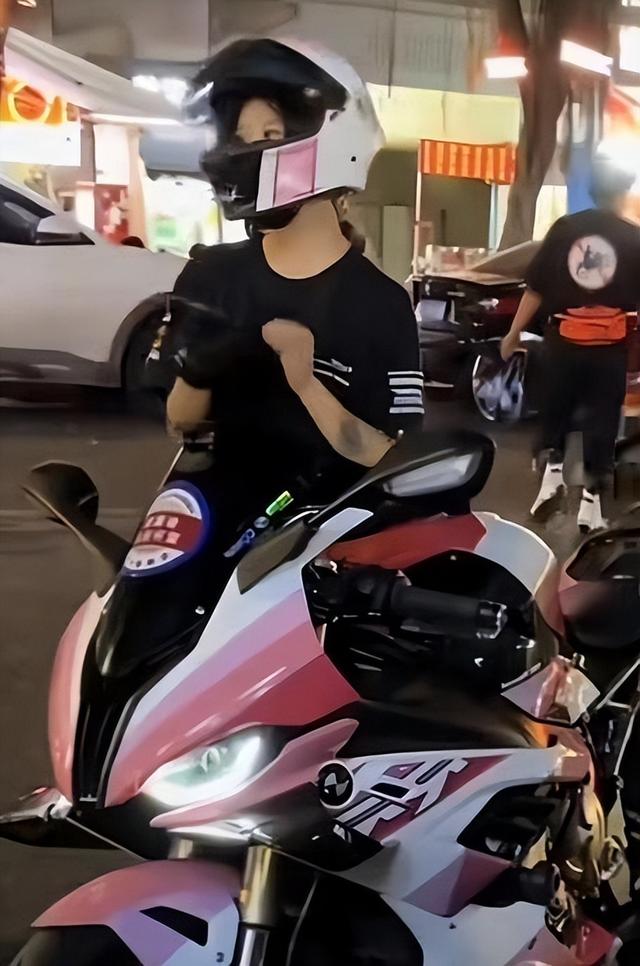 19歲機(jī)車女網(wǎng)紅去世，目擊者曝光細(xì)節(jié)，現(xiàn)場(chǎng)慘烈，喜歡穿絲襪飆車