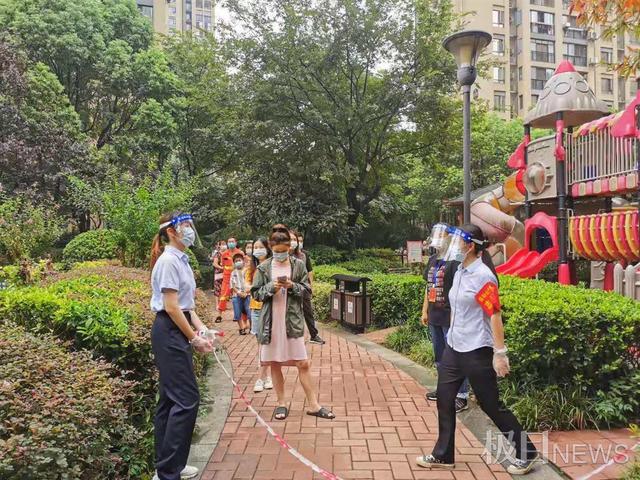 黨員行動(dòng)下沉社區(qū)丨深夜受命協(xié)助核酸檢測，他們的銀行制服成小區(qū)靚麗風(fēng)景