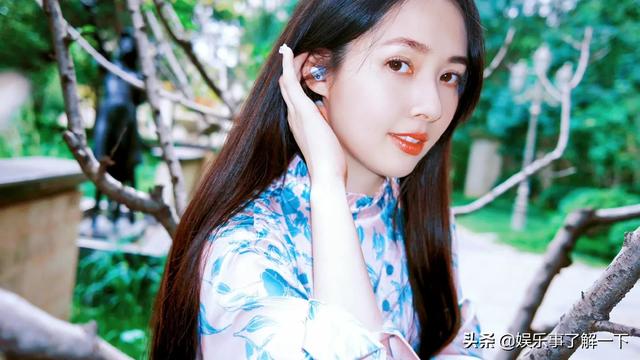向佐？郭碧婷壁紙分享：翠花長(zhǎng)裙，黑長(zhǎng)直，盡顯女神氣質(zhì)