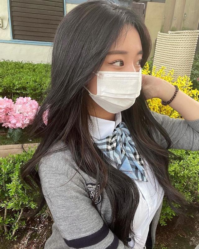 高校制服正妹年紀(jì)輕輕發(fā)育好好，自拍時的曲線太撩人