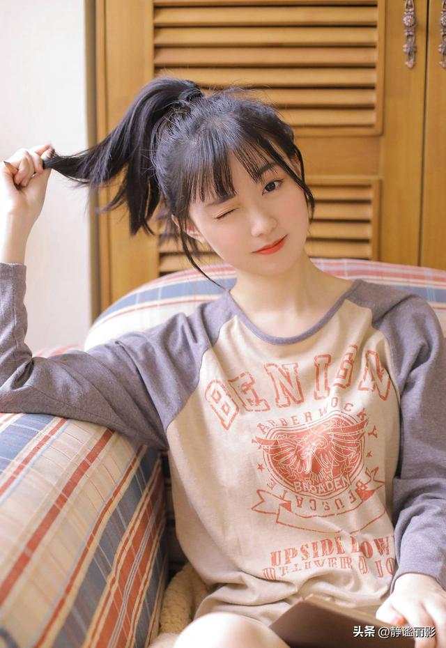 【美腿翹臀】玉兔Miki灰衣吊帶短褲居家慵懶寫真