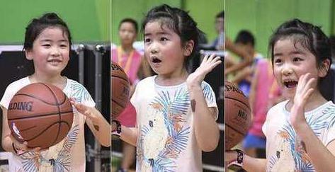 張梓琳帶4歲女兒逛街，胖妹身高太嚇人，直逼媽媽腰部長腿惹人羨