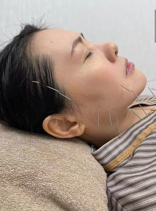 性感女神李麗珍曬近照，自嘲“肥又老”，56歲真面目長(zhǎng)這樣