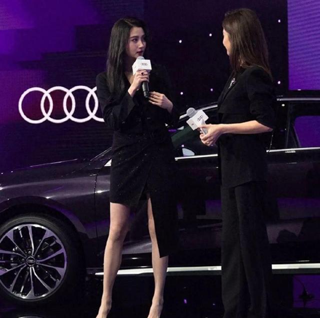關(guān)曉彤當(dāng)車模，穿西裝裙配包臀裙腿比車還長，妥妥的人間尤物！