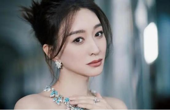 李小冉的胸，閆妮的腿，殷桃的腰，這6位中年女星性感起來(lái)迷死人