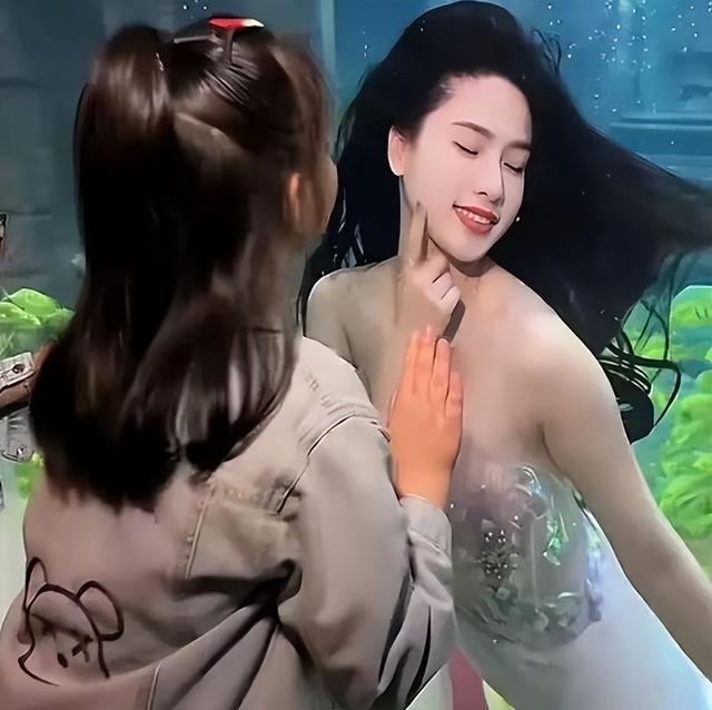 烏克蘭185長腿美女上海公演，水下大秀曼妙舞姿，網(wǎng)友：身材不行