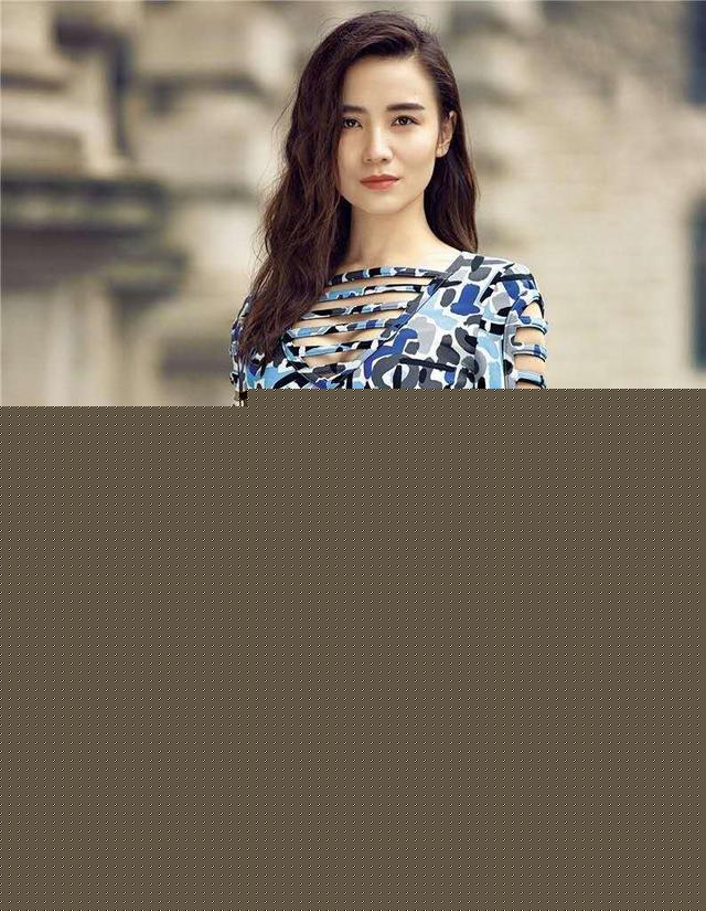 被40歲宋佳驚艷到！透明襯衫穿出女神風(fēng)采，五官精致完全不會(huì)老