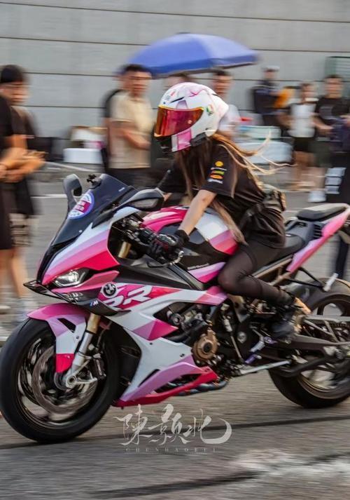 19歲機(jī)車女網(wǎng)紅去世，目擊者曝光細(xì)節(jié)，現(xiàn)場(chǎng)慘烈，喜歡穿絲襪飆車