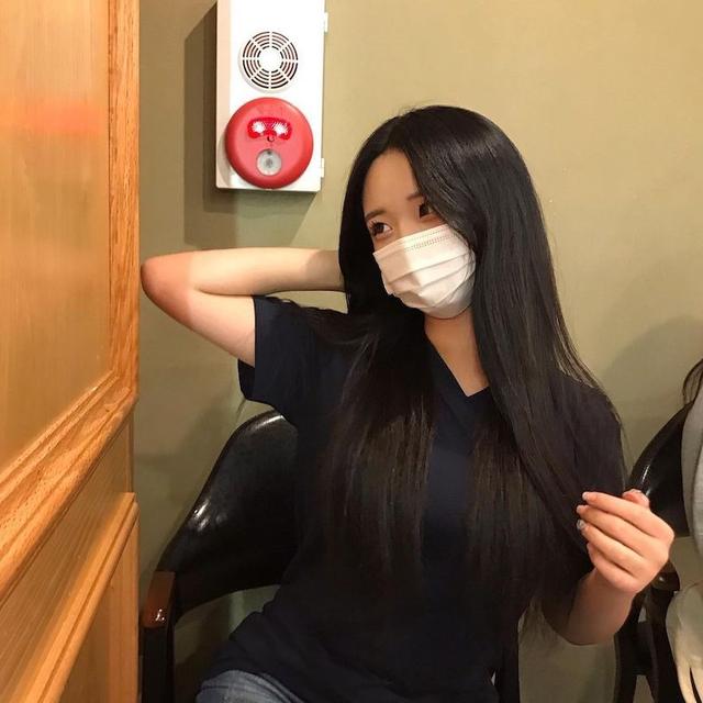 高校制服正妹年紀(jì)輕輕發(fā)育好好，自拍時的曲線太撩人