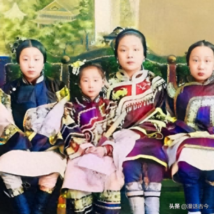 卑鄙齷齪老照片：青樓女子妖嬈多姿，婦女露胸喂奶被孩子撕扯衣服