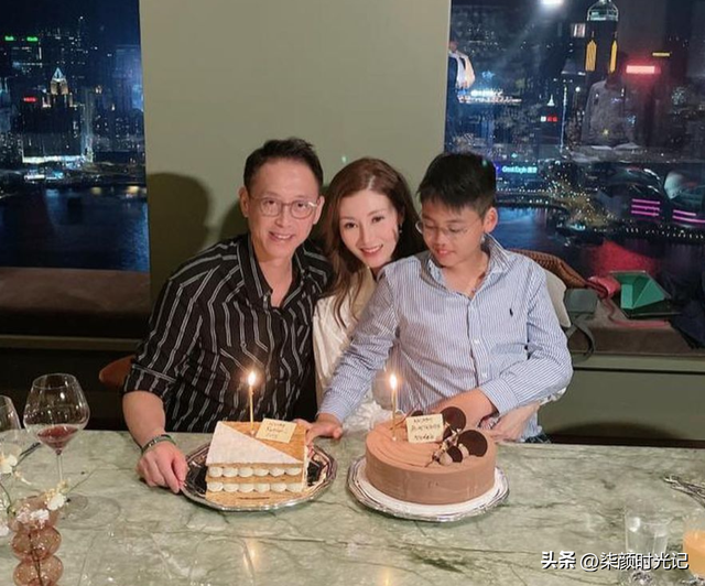 李嘉欣海邊熱褲露臀照，53歲秀性感好身材，網(wǎng)友：這身材，絕了！