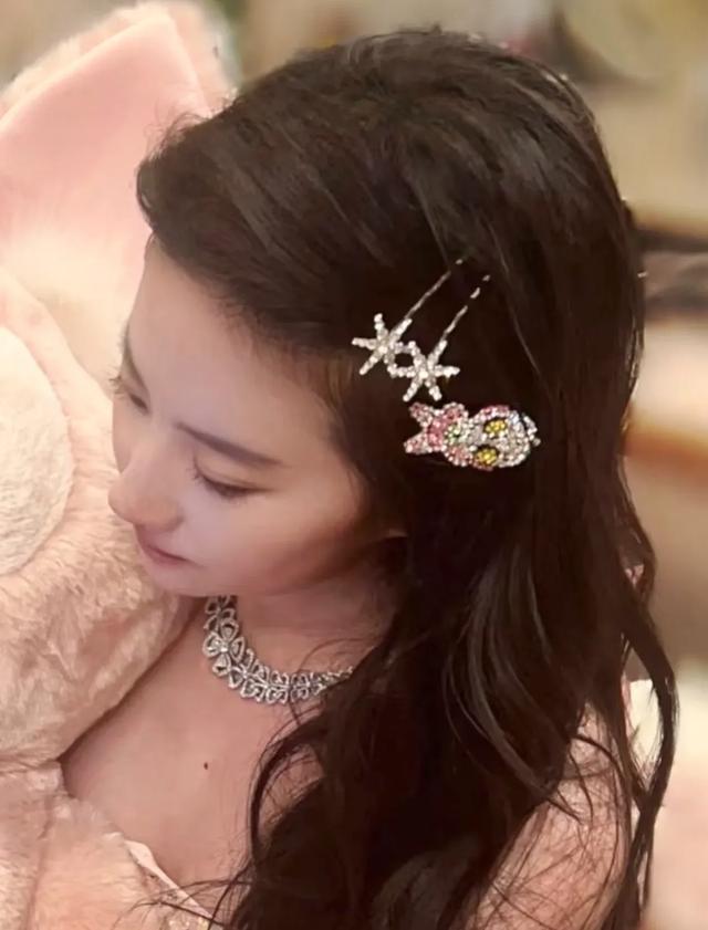 劉亦菲沒想到吧，穿黑絲的“誘惑”都沒戴19塊錢的奧特曼發(fā)夾大