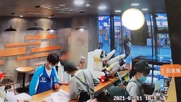 成都女子稱被陌生男子潑奶茶并疑遭錄像，警方已帶走該男調(diào)查