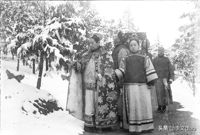 不堪入目老照片：男人摟著女子的胸一頓摸，男人抱著女人一頓熱吻