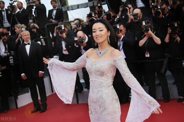 “土妹”陳婷：18歲跟了張藝謀，無(wú)名無(wú)分伺候11年，現(xiàn)終于成贏家