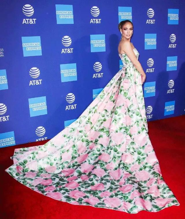 Jennifer Lopez 全裸拍新歌封面，這身材51歲？
