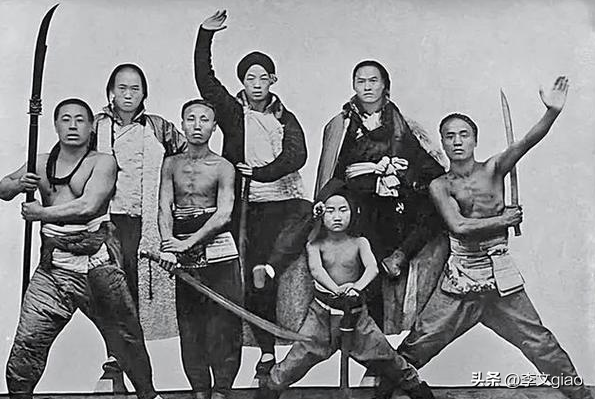 不堪入目老照片：男人摟著女子的胸一頓摸，男人抱著女人一頓熱吻