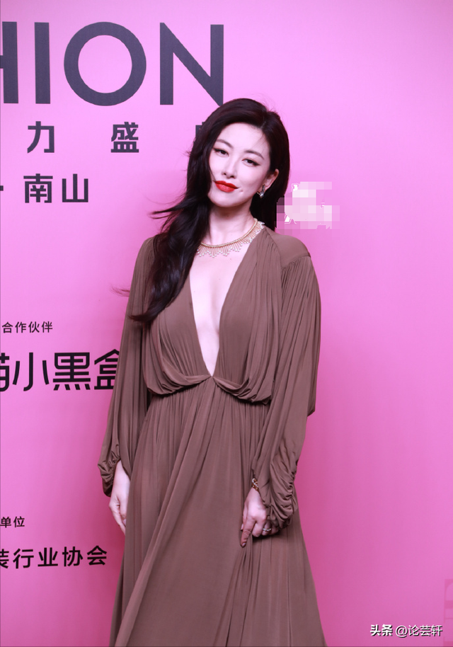 深圳這一夜，趙露思、林允的胸，露背的娜扎，都敗給了朱珠的深V