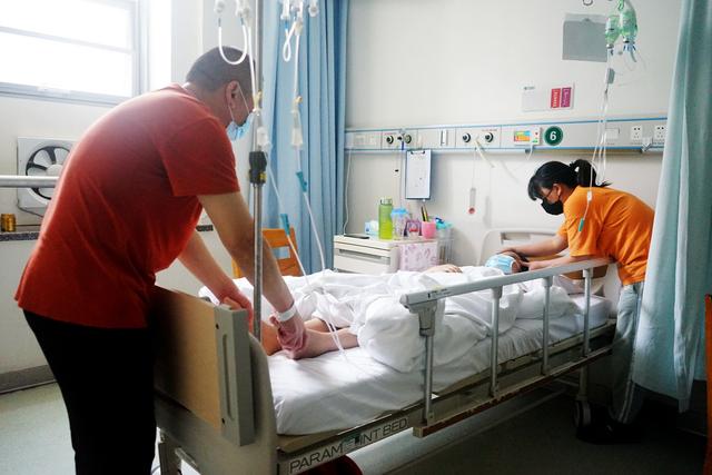 16歲美少女突發(fā)重病變丑仍樂觀，病床上放聲高歌，安慰爸爸不要哭