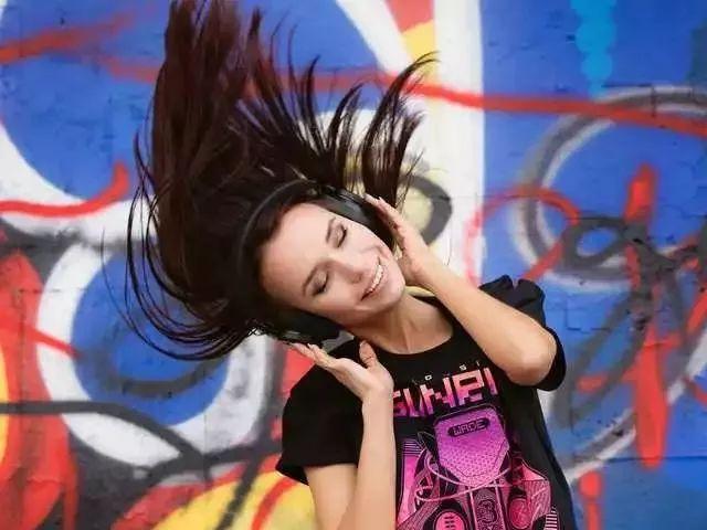 烏克蘭美女的斜杠人生：鐵路工程師變網(wǎng)紅，力推中國(guó)品牌