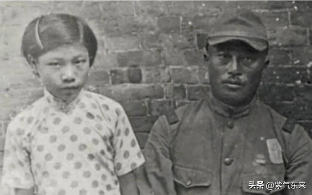罕見恥辱老照片：被拍賣的大胸女人，全裸女人被男人拿槍指著