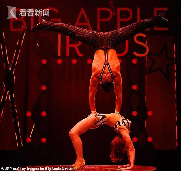 女漢子給娃喂完奶直接登臺(tái)演雜技 當(dāng)?shù)鬃握煞蝾嵏搽s技常識(shí)