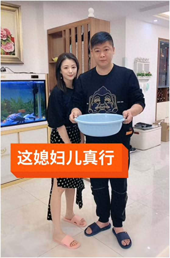“謝永強”嬌妻露面，穿短裙秀長腿跪地洗腳，永強皇上坐姿太享受