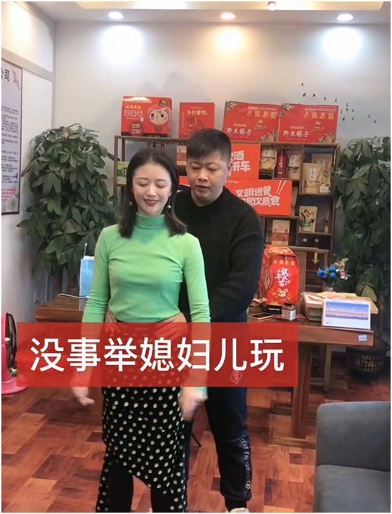 “謝永強”嬌妻露面，穿短裙秀長腿跪地洗腳，永強皇上坐姿太享受