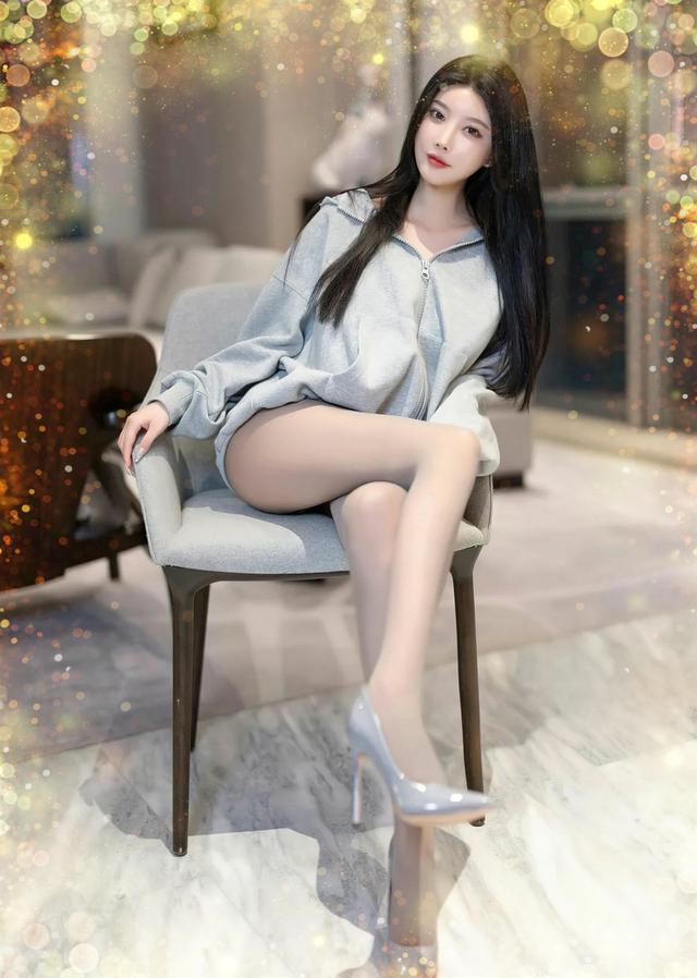 美女藝術(shù)寫(xiě)真圖片欣賞：楊晨晨灰色衛(wèi)衣搭配灰絲，完美絕倫的身段