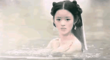 同樣是“美人出浴”，有的清純嫵媚惹人憐，剩下的只想摁水里
