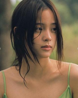 歐陽(yáng)娜娜脫了！破尺度解放泳裝「被拍全身照」鉛筆腿全露  形狀