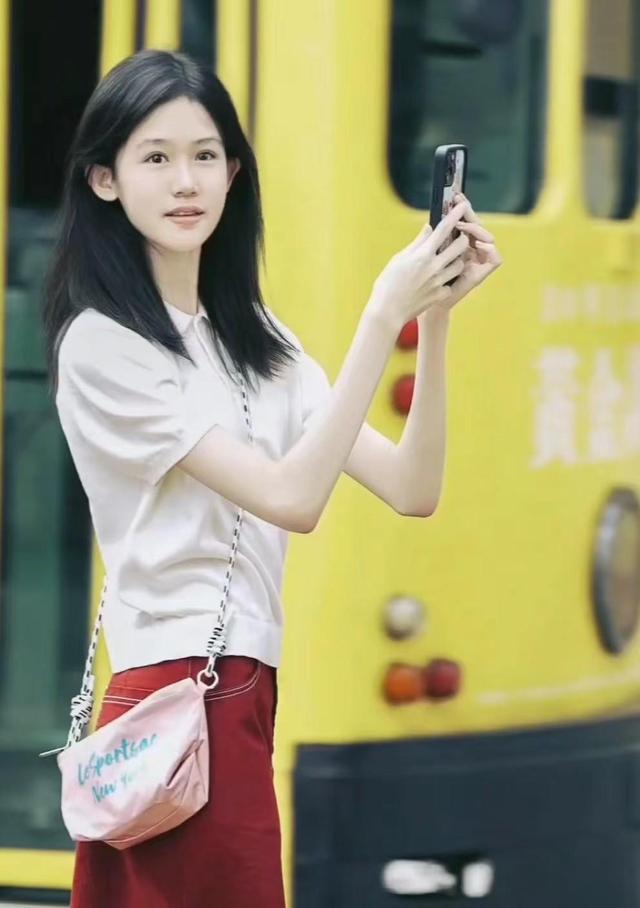 陸毅女兒貝爾近照驚艷，腿又長又細(xì)，身高直逼180cm