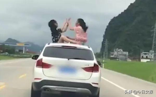 兩妙齡女子寶馬車頂劃拳視頻火了！不是“好嗨喲”是“超危險”！