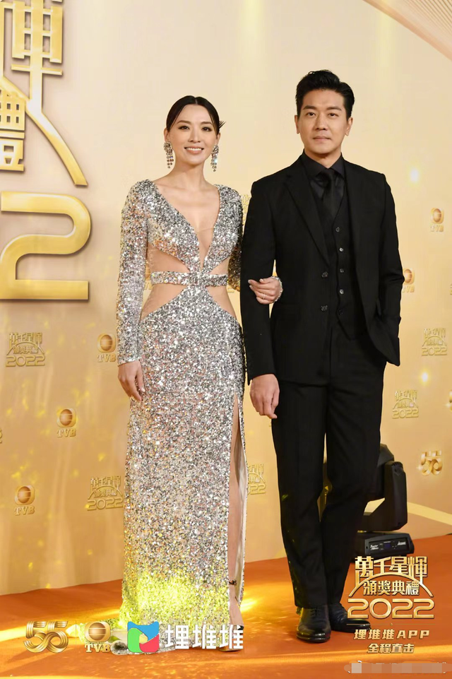 TVB紅毯眾多美女云集，不畏寒冷穿黑絲短裙露長腿，身材凹凸有致